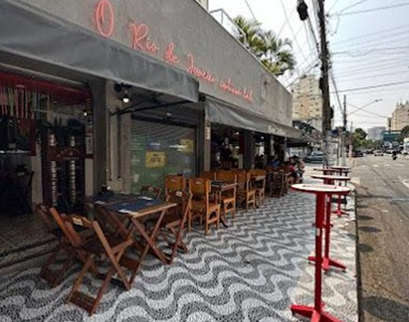 Bar Jobim recria a Calçada de Ipanema e recebe Helô Pinheiro em fim de tarde de inauguração