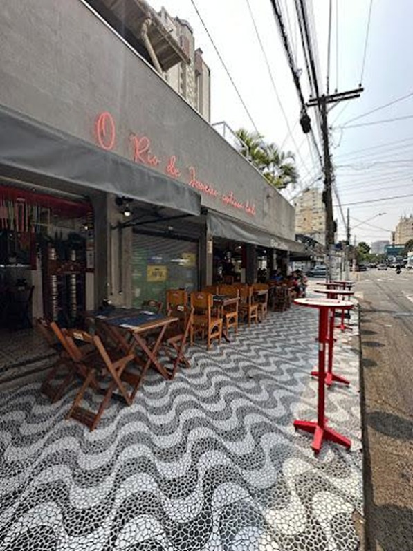Bar Jobim recria a Calçada de Ipanema e recebe Helô Pinheiro em fim de tarde de inauguração