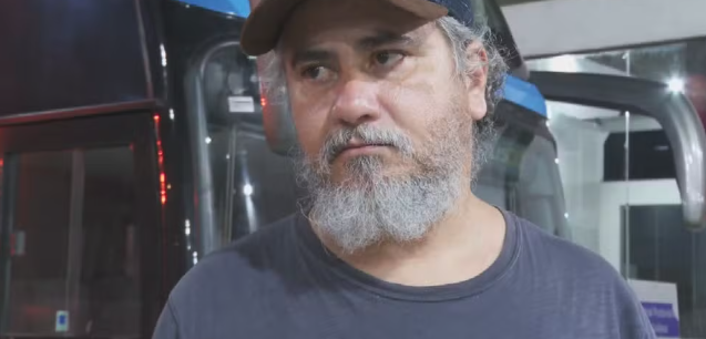 Brasileiro deportado dos EUA relata condições degradantes em voo e prisão