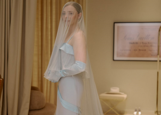 Chloë Grace Moretz e modelo Kate Harrison trocam alianças em cerimônia romântica na Cidade Luz