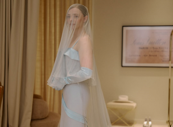 Chloë Grace Moretz e modelo Kate Harrison trocam alianças em cerimônia romântica na Cidade Luz